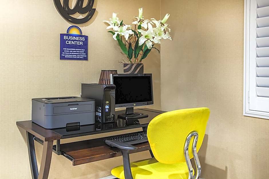 Days Inn & Suites by Wyndham Antioch