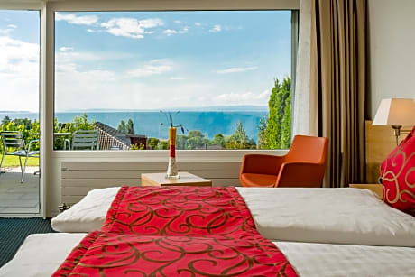 Deluxe Queen Room with Balcony and Lake View