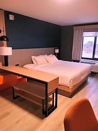 One Room Suite with Whirlpool - Non Smoking