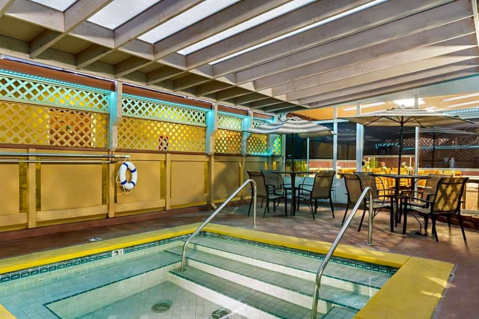 Howard Johnson by Wyndham Santa Cruz Beach Boardwalk