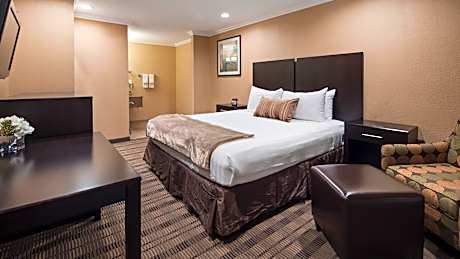 1 King Bed Non-Smoking Full Kitchen Wireless High-Speed Internet Access Microwave And Refrigerator 