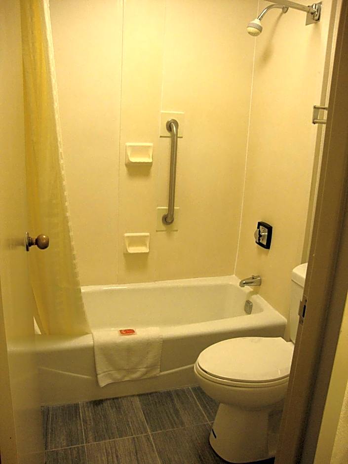 Econo Lodge Inn & Suites Jackson