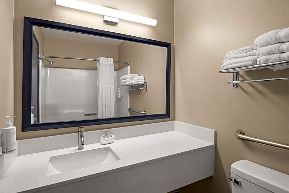 Travelodge by Wyndham Fargo West Acres