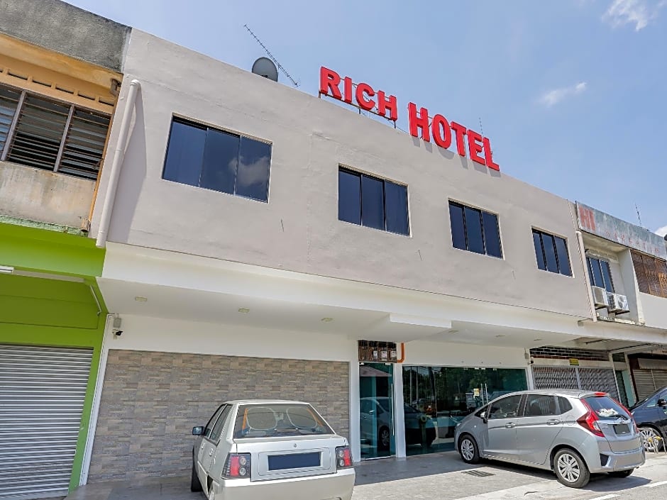 Super OYO 89495 Rich Hotel