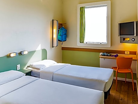 Standard Room with twin beds