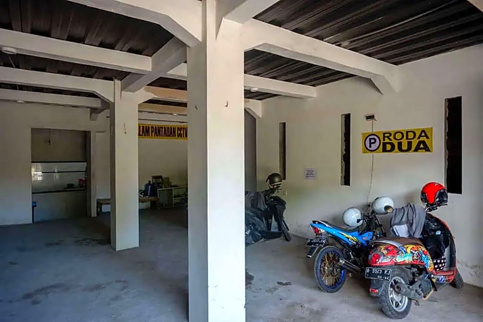 RedDoorz near Alun Alun Batu