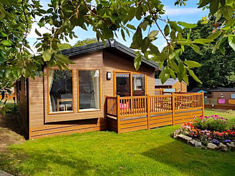 2 Bedroom Platinum Hot Tub Lodge (Sleeps 4)