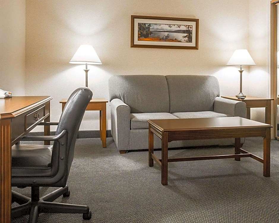 Clarion Inn & Suites At The Outlets Of Lake George