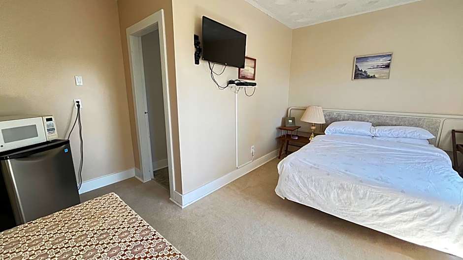 Admiral's Quay Motel & Suites