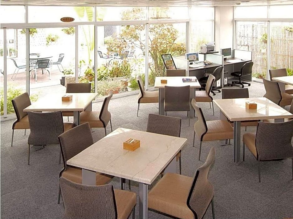 Cambridge Hotel Yung Kong