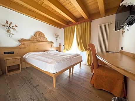 One-Bedroom Apartment with Balcony