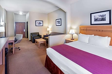 King Suite - Mobility/Hearing Accessible - Non-Smoking