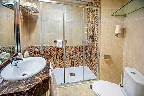 TWIN ROOM 2 ADULTS + 1 CHILD