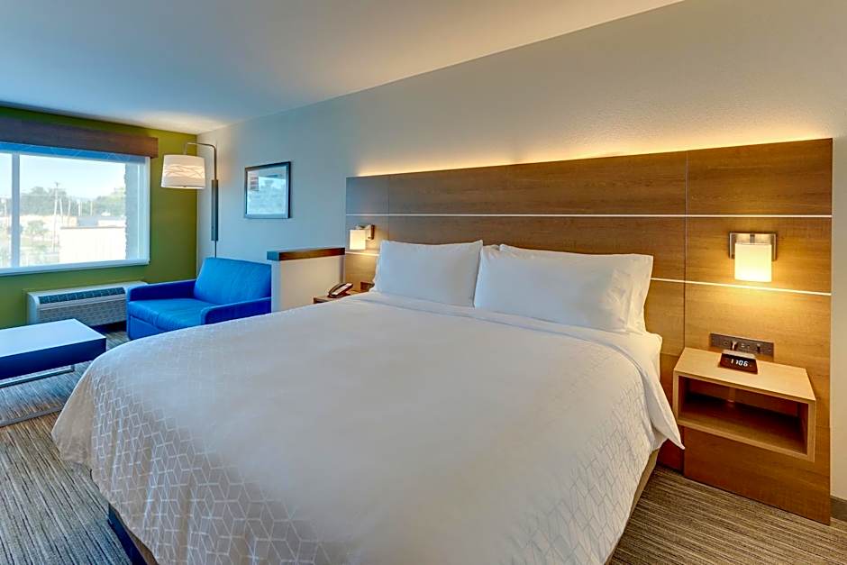 Holiday Inn Express & Suites Roanoke - Civic Center By IHG
