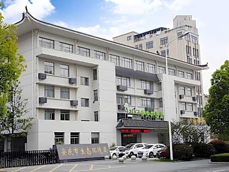Vatica Hotel Anqing Wuyue Square Bo'ai Hospital