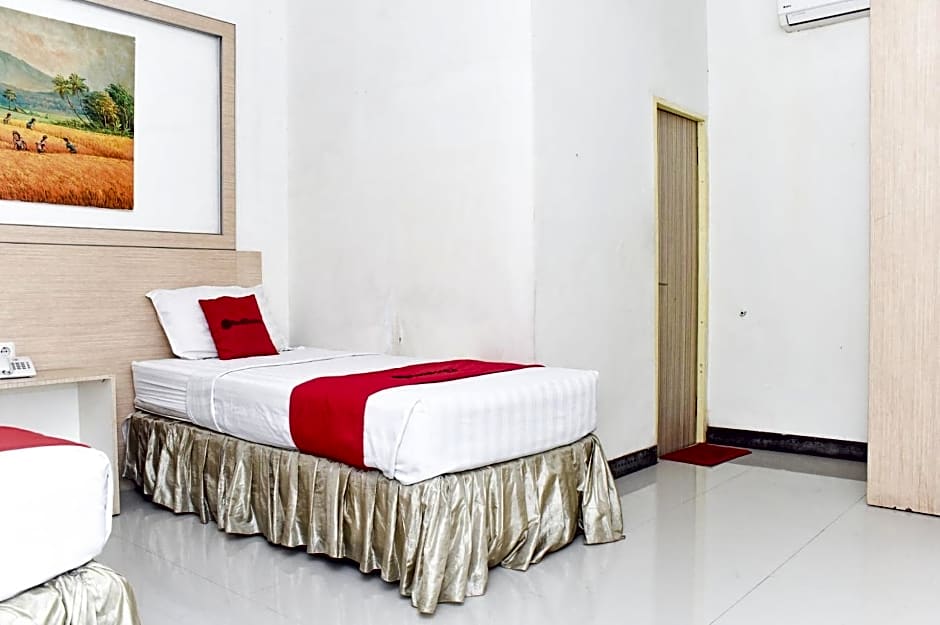 RedDoorz Plus near Sultan Hasanuddin Airport