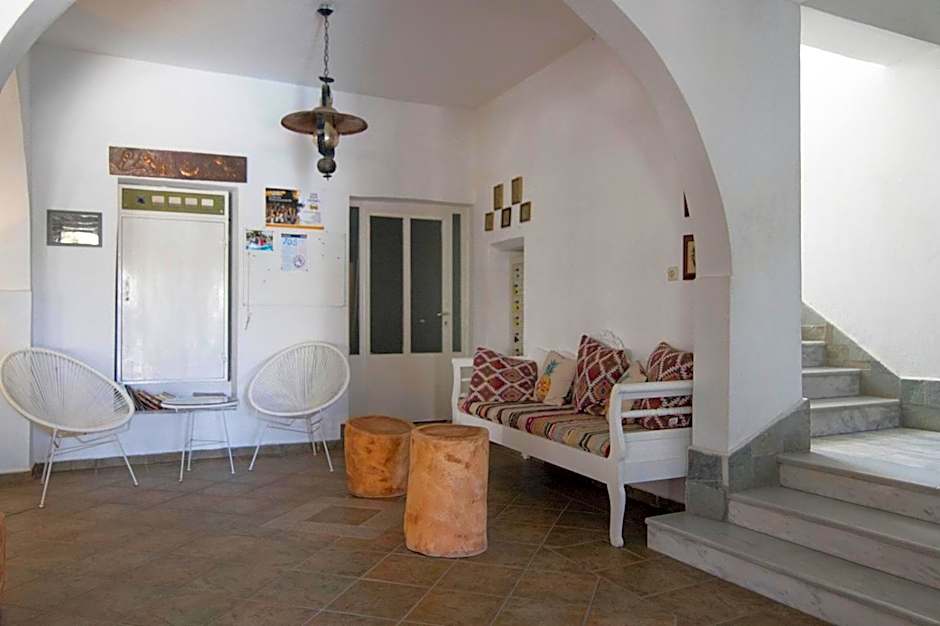 Armadoros Hotel / Ios Backpackers