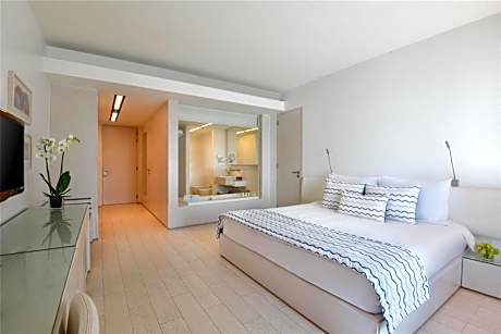 Sea View Deluxe Room (King Bed)