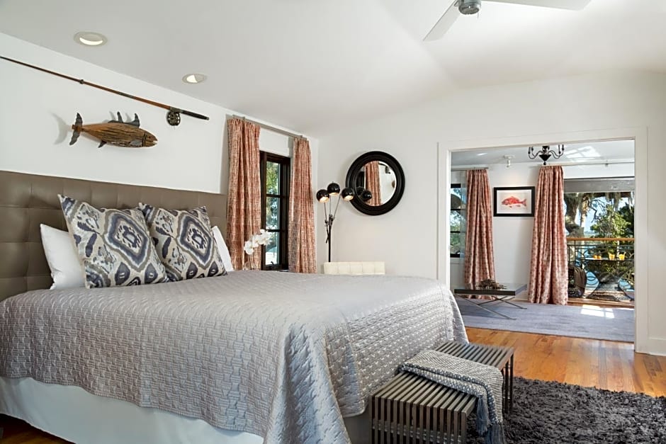 Black Dolphin Inn