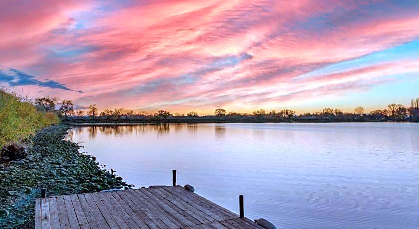 Best Western Plus Lake Front Hotel