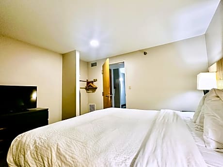 Deluxe King Suite