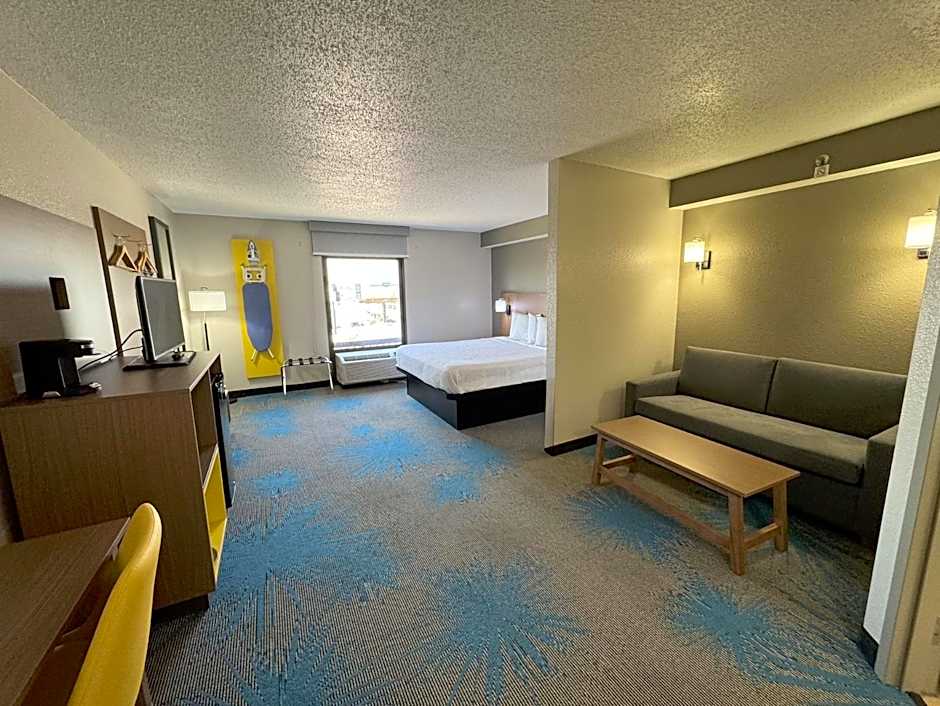 Days Inn & Suites by Wyndham Cedar Rapids
