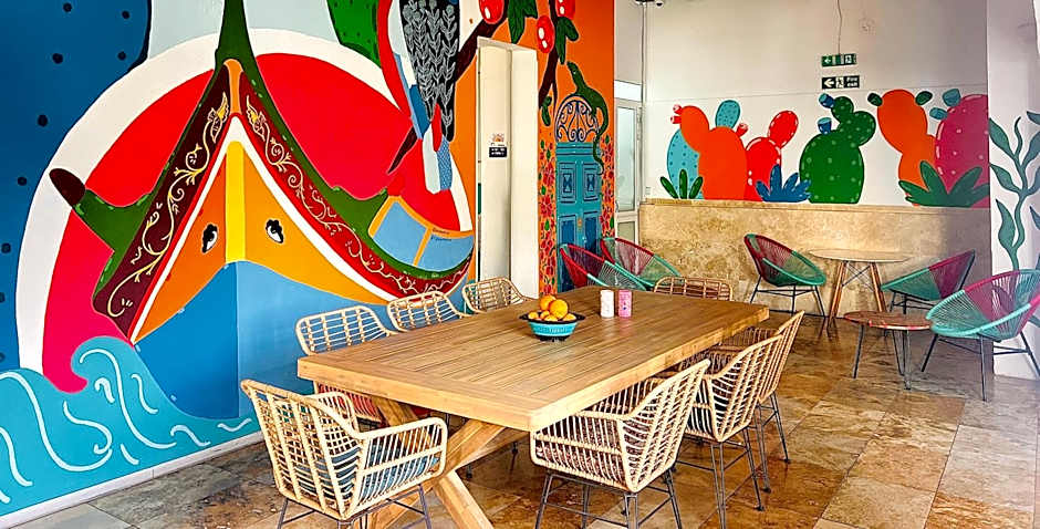 Follow the Sun Boutique Hostel - Pool, Breakfast & Sea Views
