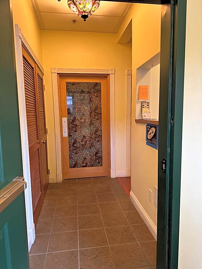 The City Hotel Bar & Grill