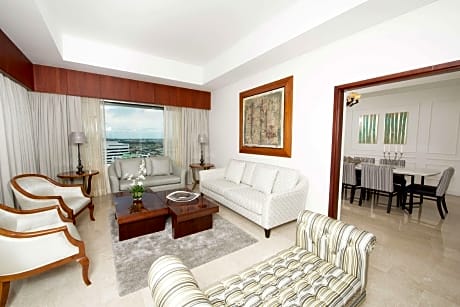 1 King 1 Bdrm Presidential Suite W/ Whirlpool