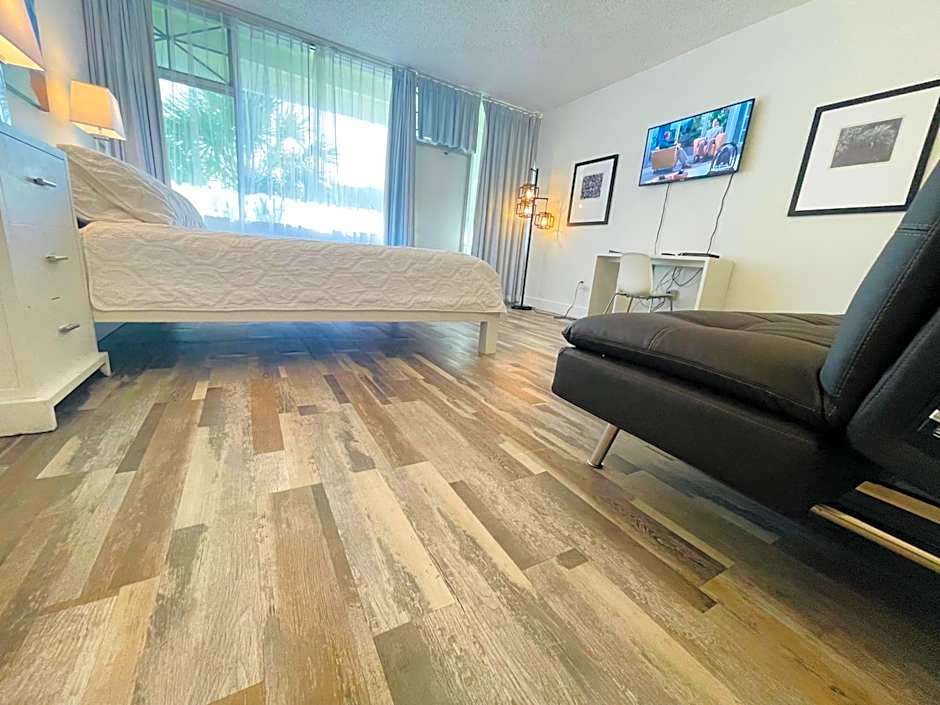 TAMPA BAY, BEACH step away, WIFI, FREE PARKING,POOLS, JACUZZI