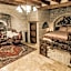 Holiday Cave Hotel
