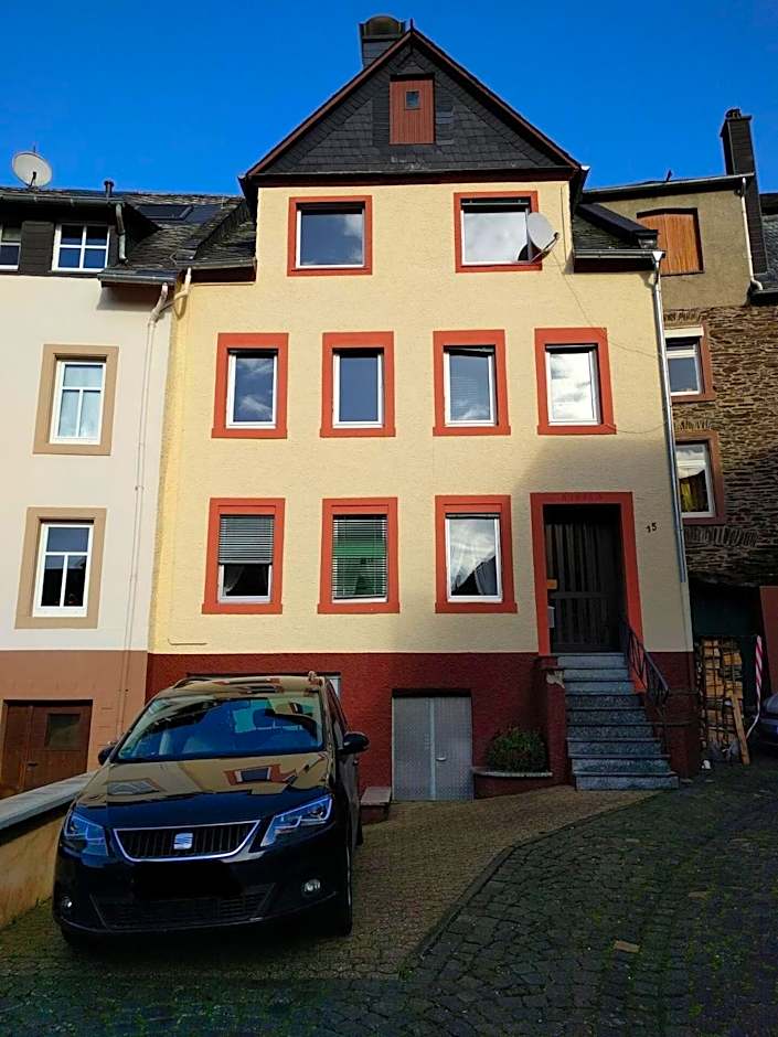 Monkey Factory - Mini Home-Stay Hostel