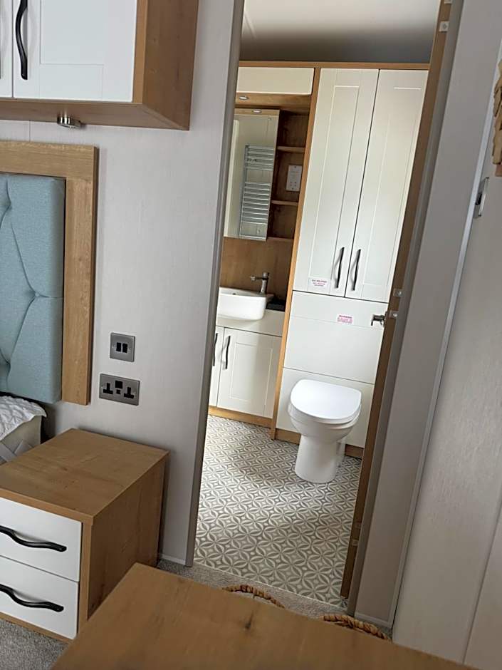 Lakeside Dorchester Lodge - Hot Tub with Fishing Peg