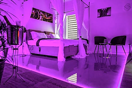 Deluxe Suite with Spa Bath