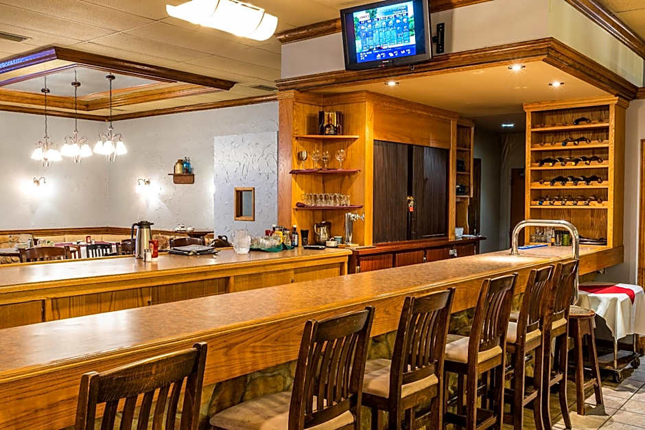 Ramada by Wyndham Thunder Bay Airlane Hotel