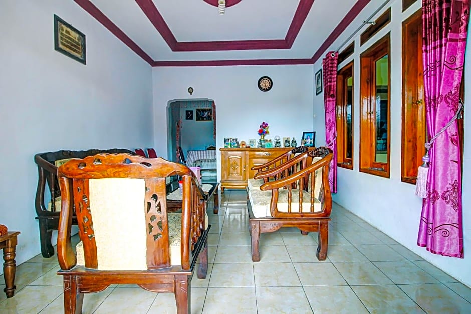 OYO HOMES 91242 Desa Wisata Cibuntu Kuningan Syariah