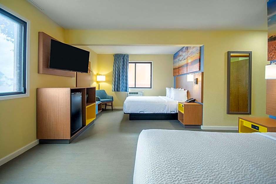 Days Inn & Suites by Wyndham Waterloo