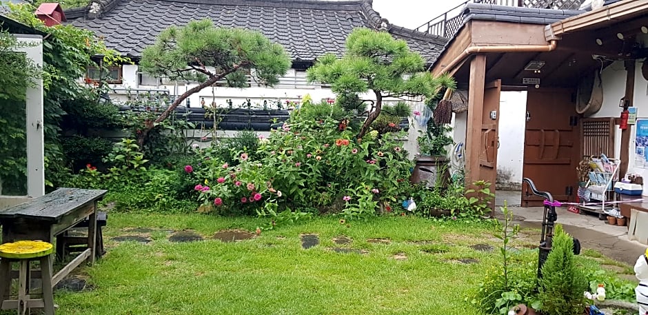 Hanulgiwa Hanok Stay