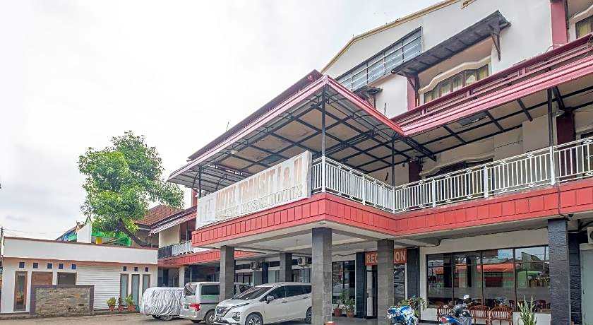 Super OYO 2704 Hotel Transit 2