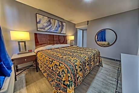 One-Bedroom Apartment with Kitchenette