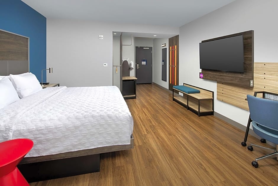 Photo 1 of 9 of 1 King Bed, Mobility Accessible, Roll in Shower