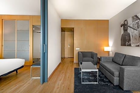 One-Bedroom Junior King Suite with Street View