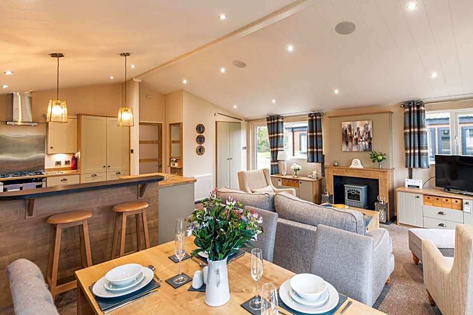 Heathery Lodge with Hot Tub