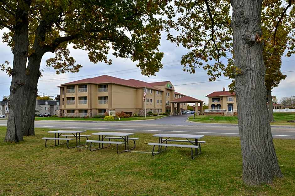 Holiday Inn Express Hotel & Suites-Saint Joseph By IHG