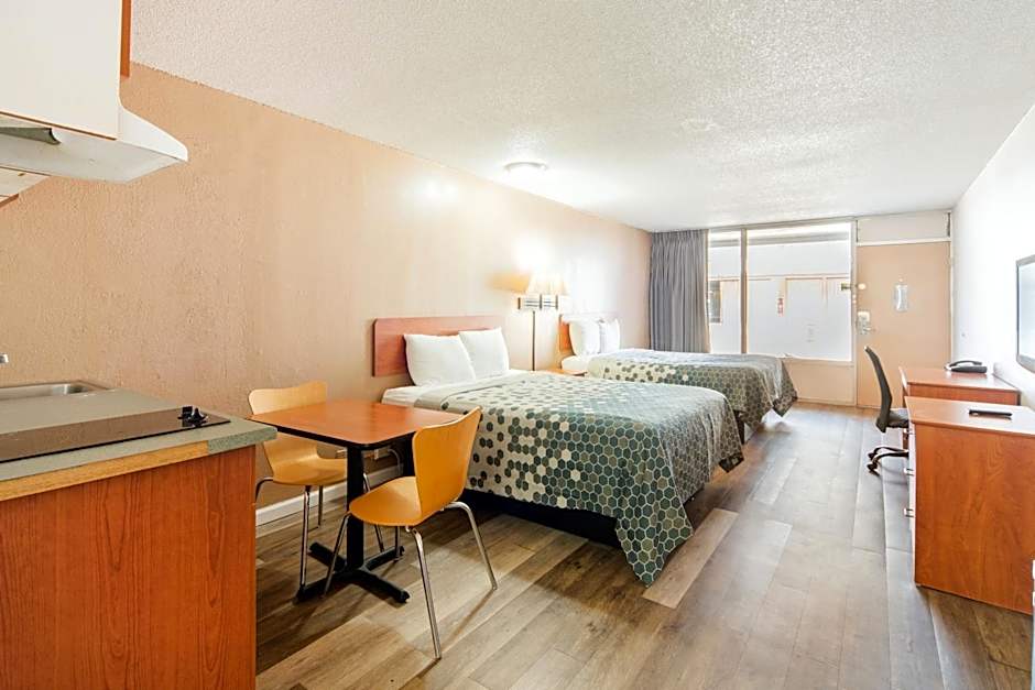 Econo Lodge Inn & Suites Bricktown