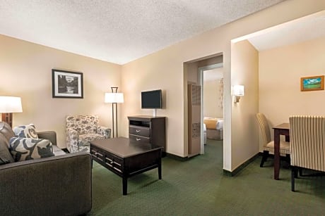 Two-Room Suite with Two Double Beds and One Queen Bed - First Floor/Non-Smoking