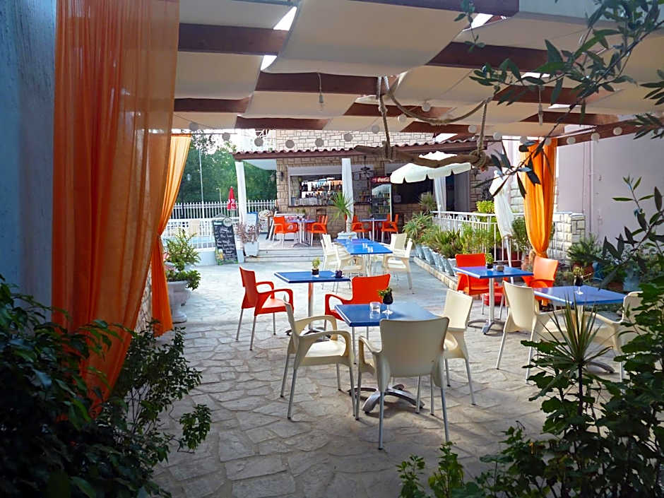 Tsolakis Studios & Apartments