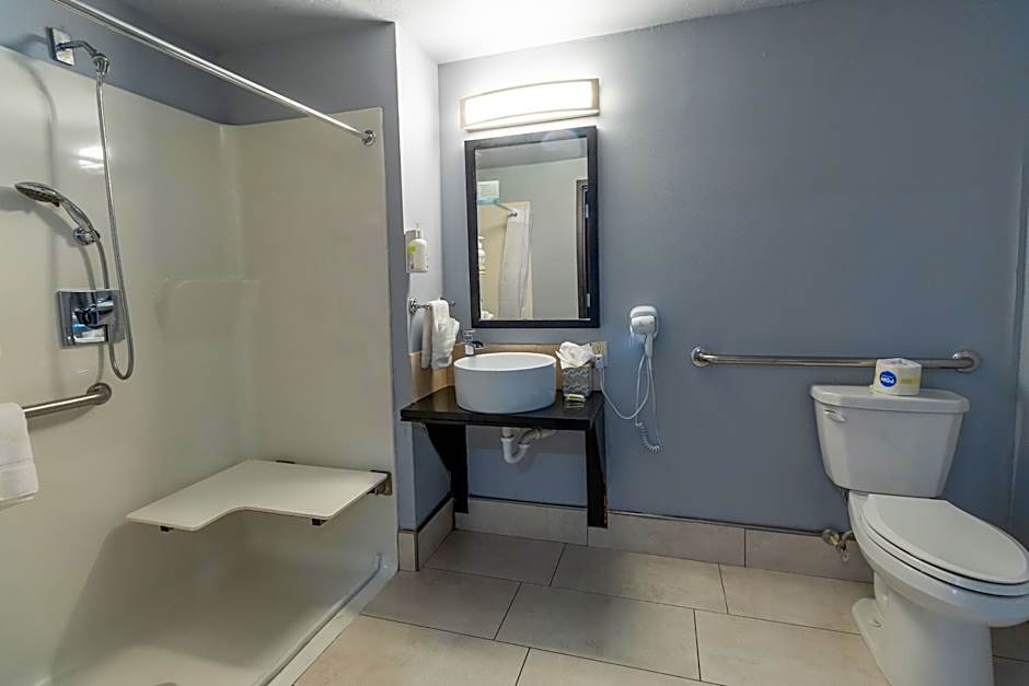 Days Inn & Suites by Wyndham Milwaukee