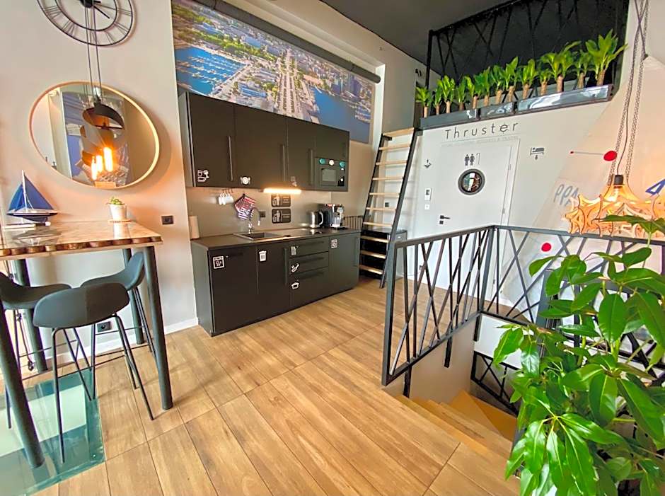 Thruster - Rooms, Kitchen, Chill-Out Zone-Netflix, Lobby-Netflix