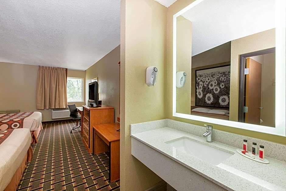 Super 8 by Wyndham Ottawa